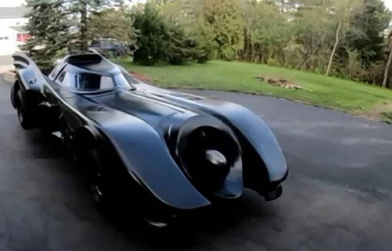 Ξόδεψε 4 χρόνια για να φτιάξει αντίγραφο του Batmobile - Με κινητήρα Boeing (Βίντεο)