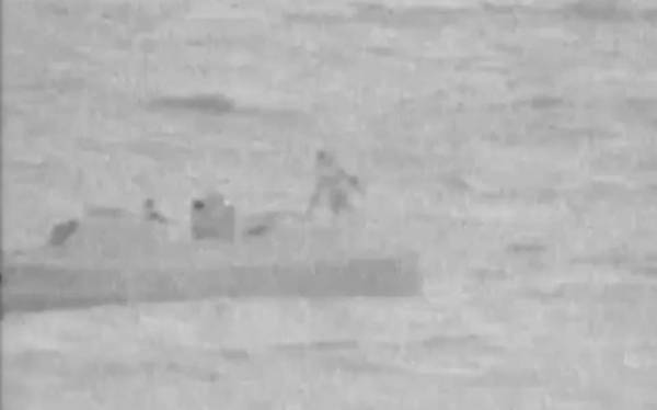 Αττική: Βίντεο με τη διάσωση ναυαγού από τη φρεγάτα «ΕΛΛΗ»