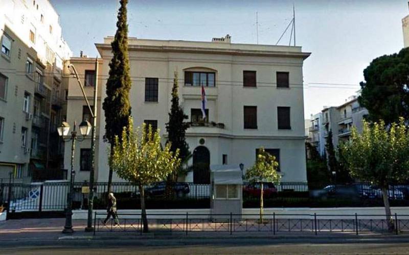 «Υποπτη» βαλίτσα έξω από την πρεσβεία της Σερβίας στην Αθήνα