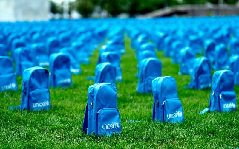 Πάνω από 3.700 σχολικές τσάντες έξω από το κτίριο του ΟΗΕ για τα παιδιά που χάθηκαν σε εμπόλεμες ζώνες