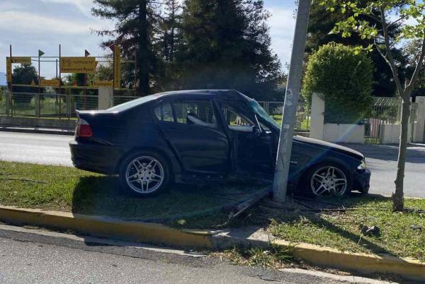 Καλαμάτα: Αυτοκίνητο έπεσε σε κολόνα στην Αρτέμιδος