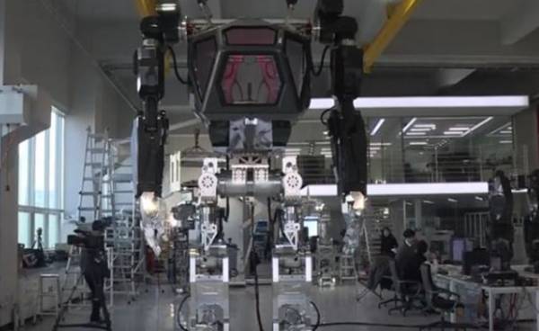 Το πρώτο επανδρωμένο ρομπότ στον κόσμο είναι γεγονός και έχει ύψος... 4 μέτρα