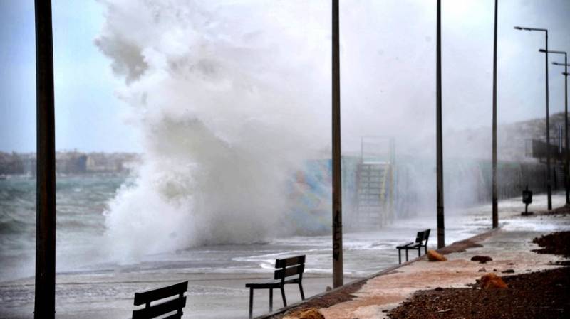 Κύματα άνω των 11 μέτρων αναμένεται να προκαλέσει ο μεσογειακός κυκλώνας