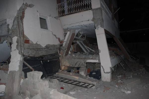 Ισχυρός σεισμός 5,1 Ρίχτερ στην Τουρκία (vids+pics)