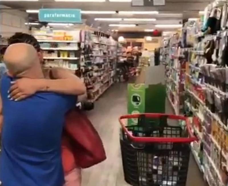 Βενετσιάνος επέλεξε σουπερμάρκετ για να κάνει πρόταση γάμου στην αγαπημένη του (video)