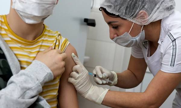 ΠΟΥ: 25 εκατ. παιδιά έχασαν μία ή περισσότερες δόσεις εμβολίων λόγω της πανδημίας
