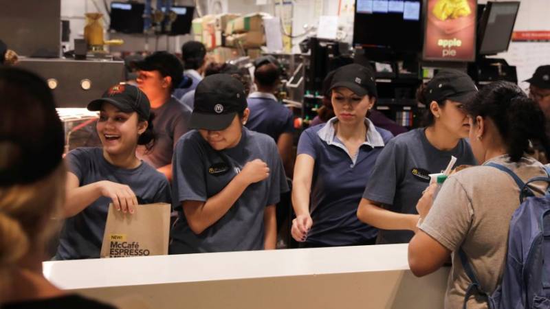 Der Spiegel: Γιατί McDonald&#039;s και Amazon καταβάλλουν ξαφνικά 15 δολάρια την ώρα στους εργαζόμενους;