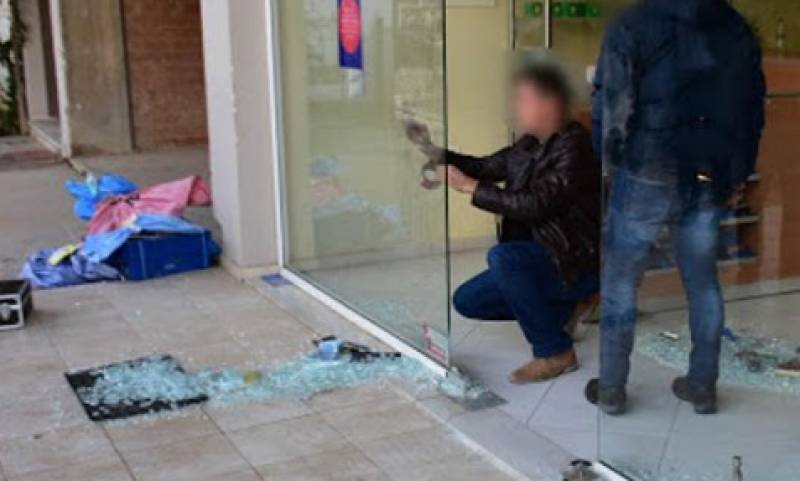 Ναύπλιο: Διάρρηξη στα ΕΛΤΑ - Εσπασαν τη γυάλινη πόρτα (Φωτογραφίες)