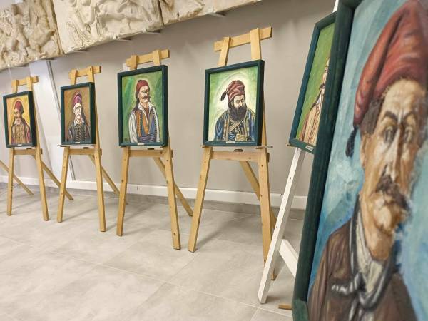 Πολεμικό Μουσείο Καλαμάτας: Εγκαινιάστηκε η έκθεση  ξυλόγλυπτων πορτρέτων για το 1821