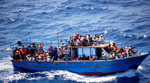 Ξύλινο σκάφος με 200 μετανάστες ανοιχτά της Πύλου - Ασθενής με ελικόπτερο στο Νοσοκομείο Καλαμάτας