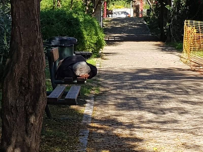 Ανθρώπινα δράματα που μένουν στο σκοτάδι: 133 οι άστεγοι στην Καλαμάτα, σύμφωνα με τον Δήμο