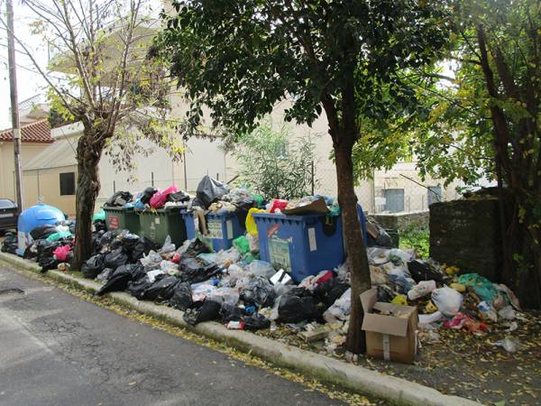 Τα σκουπίδια έπνιξαν τον Μελιγαλά και τα χωριά του Δήμου Οιχαλίας (βίντεο)