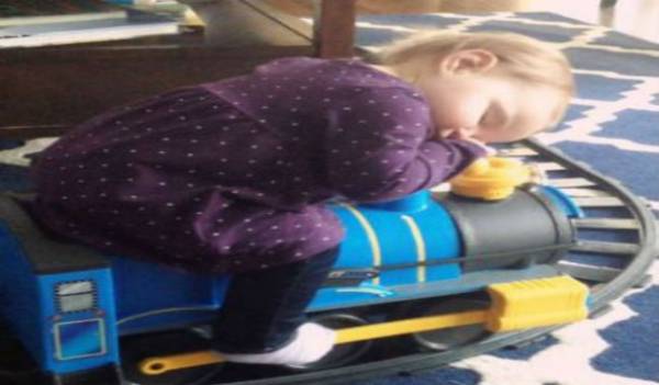 To κοριτσάκι αποκοιμήθηκε πάνω στο τρενάκι και κάνει κύκλους (βίντεο)
