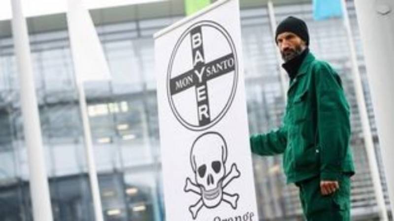 Γαλλία: Ακτιβιστές διαδήλωσαν έξω από την έδρα της Monsanto