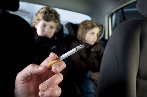 Πρόστιμο για το κάπνισμα στο αυτοκίνητο παρουσία παιδιών στη Βρετανία