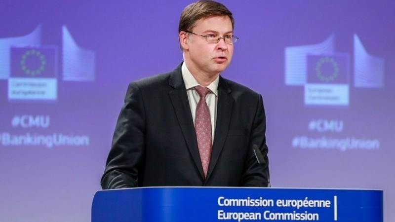 Βάλντις Ντομπρόβσκις: Η ΕΕ συζητά τρόπους να διευκολύνει τις επενδύσεις
