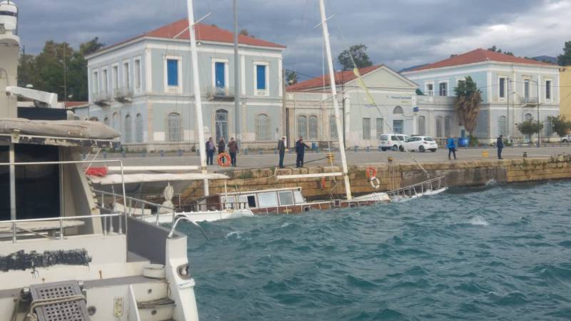 Ξύλινο ιστιοφόρο βυθίστηκε στο λιμάνι της Καλαμάτας (βίντεο-φωτογραφίες)