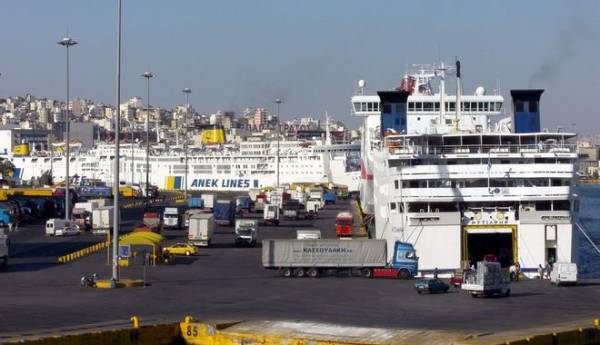 Με το «Νήσος Ρόδος» έφθασαν στο λιμάνι του Πειραιά οι 17 Τούρκοι που ζήτησαν πολιτικό άσυλο