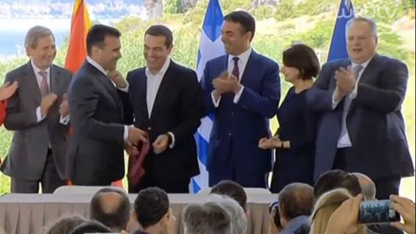 Συμβολική κίνηση Ζάεφ προς Τσίπρα. Χάρισε τη γραβάτα του στον Έλληνα πρωθυπουργό