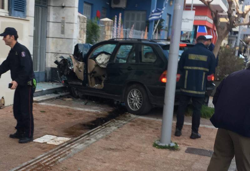 Τροχαίο στην Καλαμάτα: Αυτοκίνητο... καβάλησε το πεζοδρόμιο της Φαρών