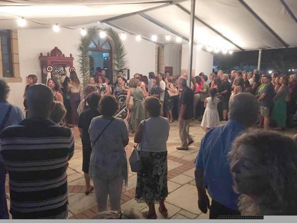 Πλήθος κόσμου στο εκκλησάκι της Παναγίας της Αγριλιώτισσας