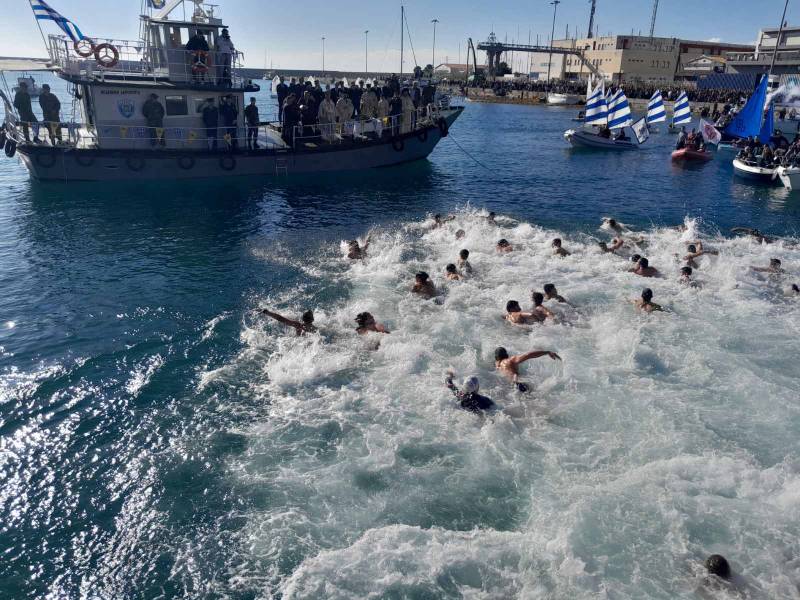 Θεοφάνια: Πάνω από 40 κολυμβητές βούτηξαν για τον Σταυρό στο λιμάνι της Καλαμάτας (βίντεο-φωτογραφίες)