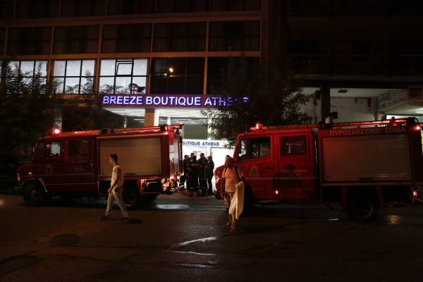 Υπό μερικό έλεγχο η πυρκαγιά σε ξενοδοχείο της οδού Χαλκοκονδύλη στην Αθήνα