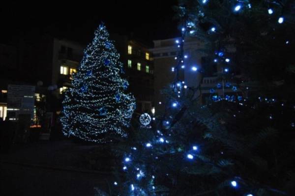 Φωταγώγηση χριστουγεννιάτικου δέντρου στη Μεγαλόπολη 