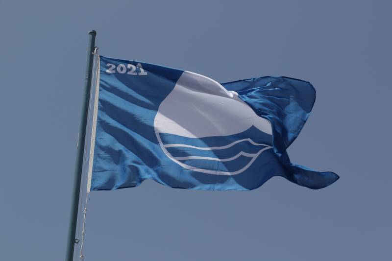 Αναρτήθηκε Γαλάζια Σημαία στην παραλία Μπούκας (βίντεο)