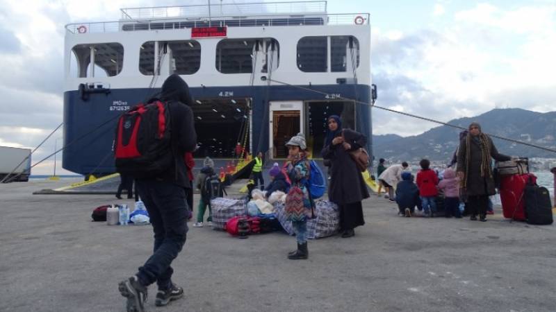 Στο λιμάνι του Πειραιά άλλοι 61 μετανάστες και πρόσφυγες