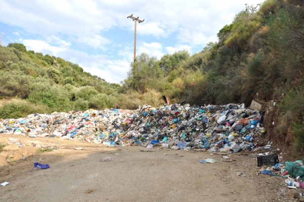 Ενώ ο δήμαρχος Καλαμάτας μιλάει για εξομάλυνση, σοβαρεύει το θέμα με τα σκουπίδια στους δρόμους