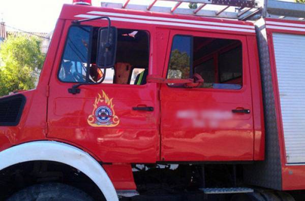 Πυρκαγιά σε εξέλιξη στις Γαϊτσές Μάνης - Πυροσβέστες αντιμετώπισαν αναπνευστικά προβλήματα