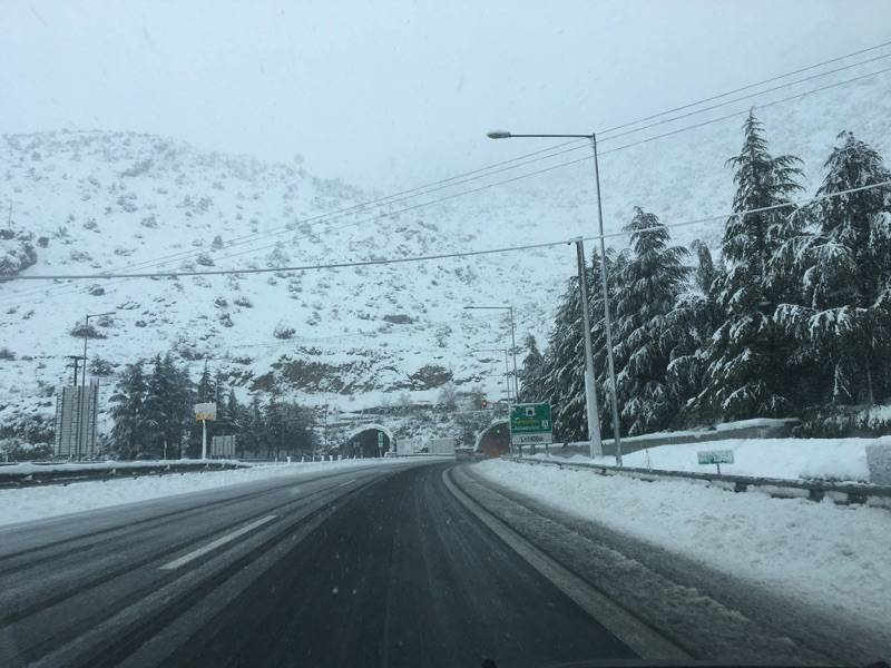 Χιόνια στο αυτοκινητόδρομο Α7 από Μάναρη έως Κόρινθο (φωτογραφίες) 