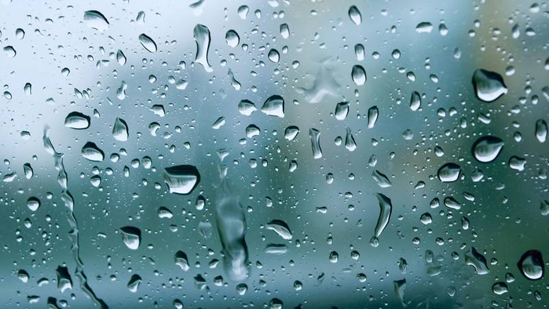 Καιρός: Συννεφιασμένη Κυριακή με λίγες βροχές