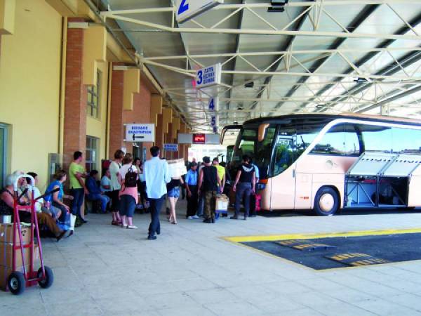 Ατύχημα με λεωφορείο του ΚΤΕΛ Μεσσηνίας τα ξημερώματα στην Καλαμάτα