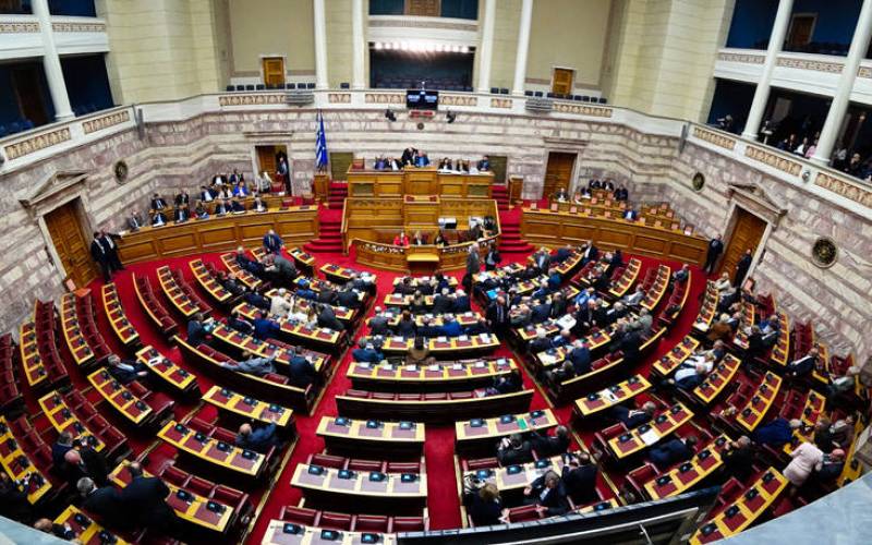 Στη Βουλή σήμερα οι διατάξεις για 13η σύνταξη και μειώσεις ΦΠΑ