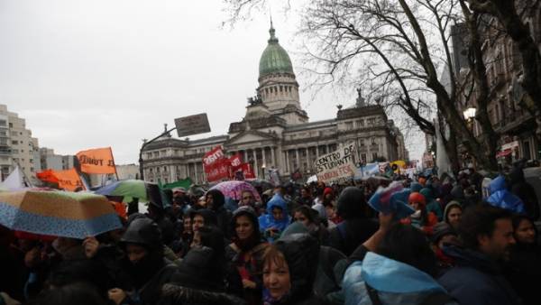 Αργεντινή: Διαδήλωση εναντίον των περικοπών στα δημόσια πανεπιστήμια