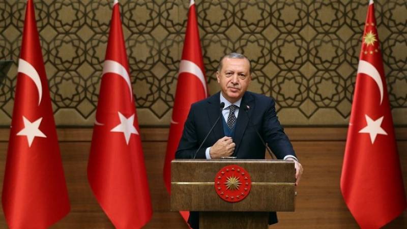 Ο Ερντογάν καλεί τους Τούρκους να μετατρέψουν τα δολάρια και τα ευρώ σε τουρκικές λίρες