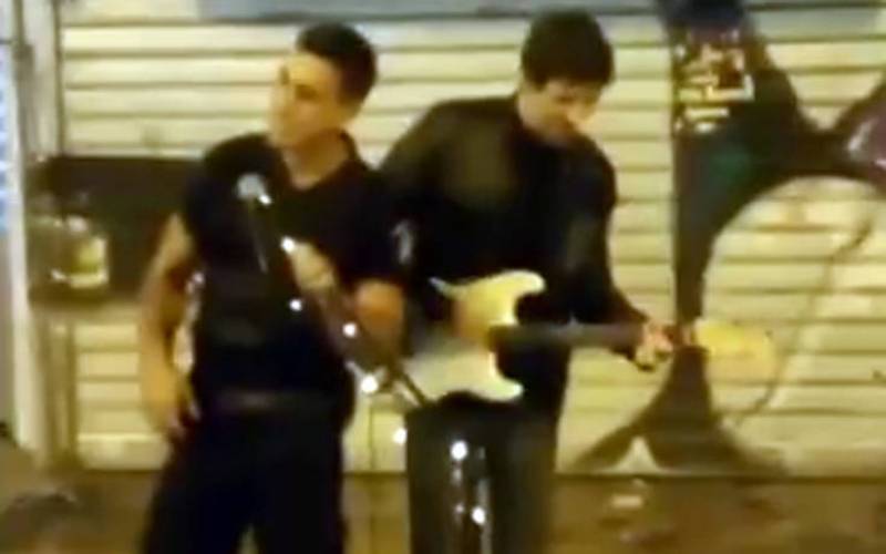 Αστυνομικός τραγουδάει «Stand by me» δίπλα σε πλανόδιο στο Μοναστηράκι (Βίντεο)