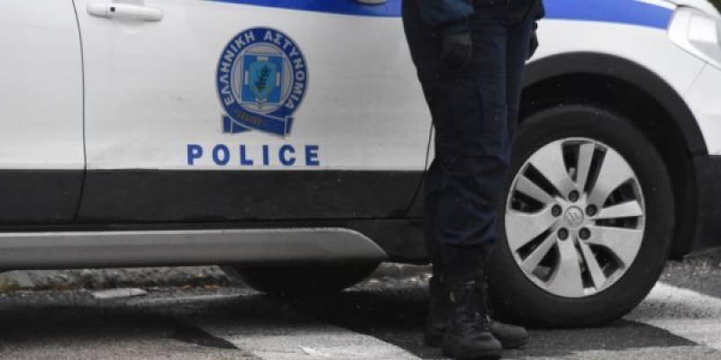 Καρδίτσα: Αυτοκίνητο παρέσυρε αστυνομικό - Ο οδηγός δεν σταμάτησε στον έλεγχο