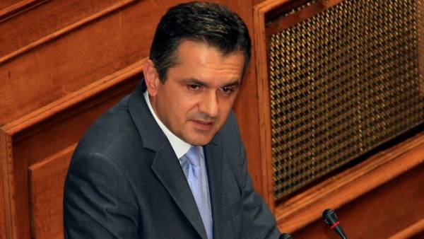 Επεισόδιο στην Ολομέλεια μετά την αναφορά του Γ. Κασαπίδη ότι οι βουλευτές του ΣΥΡΙΖΑ διαπράττουν εσχάτη προδοσία