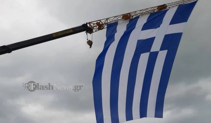 Μία τεράστια ελληνική σημαία στο Ρέθυμνο για τα 200 χρόνια από την Επανάσταση του 1821 (Βίντεο)
