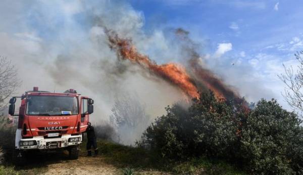Φωτιές σε Ηλεία, Κορινθία και Ρόδο - Kάηκε ένα σπίτι και έγινε μερική εκκένωση σε χωριό