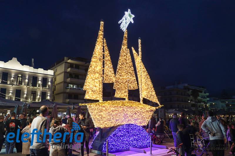 Φωταγωγήθηκε το χριστουγεννιάτικο καράβι στο λιμάνι της Καλαμάτας (βίντεο-φωτογραφίες)