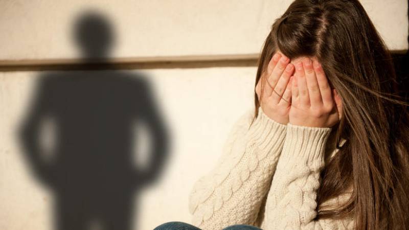 Καλαμάτα: Κατηγορείται ότι ασελγούσε στην ανήλικη κόρη της συζύγου του