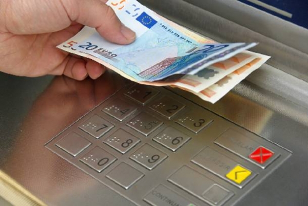 26χρονη Καλαματιανή έκλεψε την κάρτα ανάληψης της ανιψιάς της και σήκωσε 1.200 ευρώ 