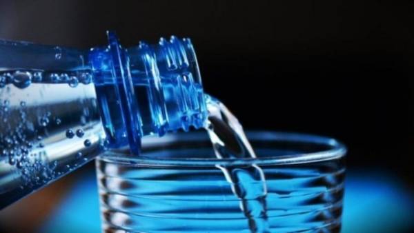 Ανώτατη τιμή πώλησης στο εμφιαλωμένο νερό που πωλείται στη Θεσσαλία - Βαριά πρόστιμα σε παραβάτες