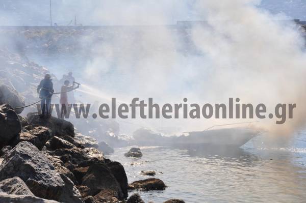 Φωτιά σε σκάφος έξω από τη Μαρίνα Καλαμάτας (φωτογραφίες και βίντεο)