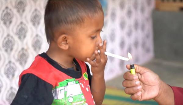 Ινδονησία: Αγόρι 2 ετών καπνίζει 40 τσιγάρα την ημέρα (Βίντεο)