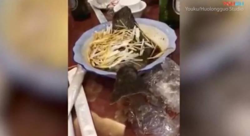Απίστευτο: Σερβιρισμένο ψάρι άρχισε να σπαρταράει και πετάχτηκε από το πιάτο (Βίντεο)